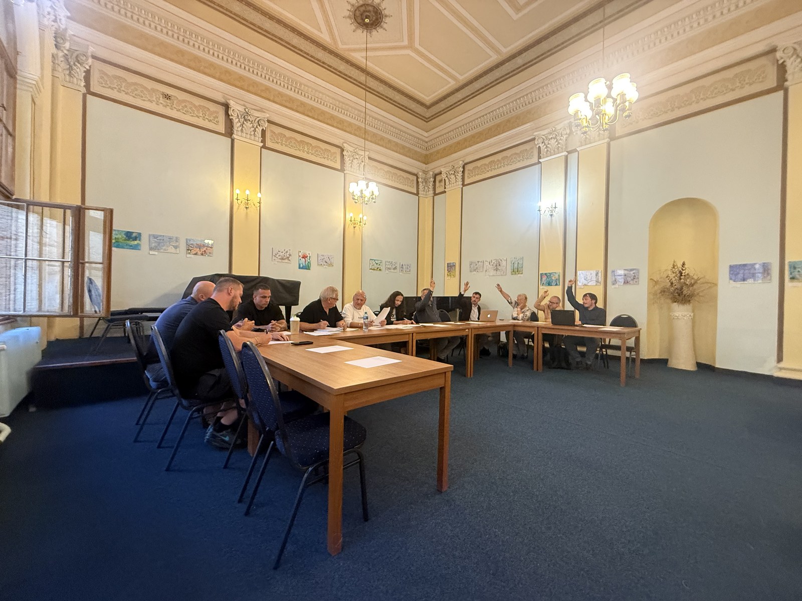Hlasování zastupitelů na zasedání 26. srpna 2026