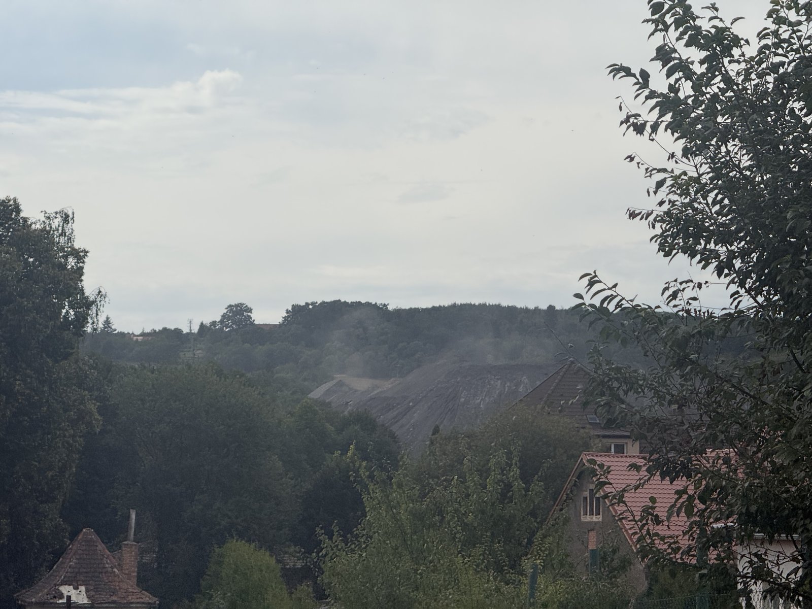 Oblak prachu nad "stavbou", pohled od domů v Molitorově