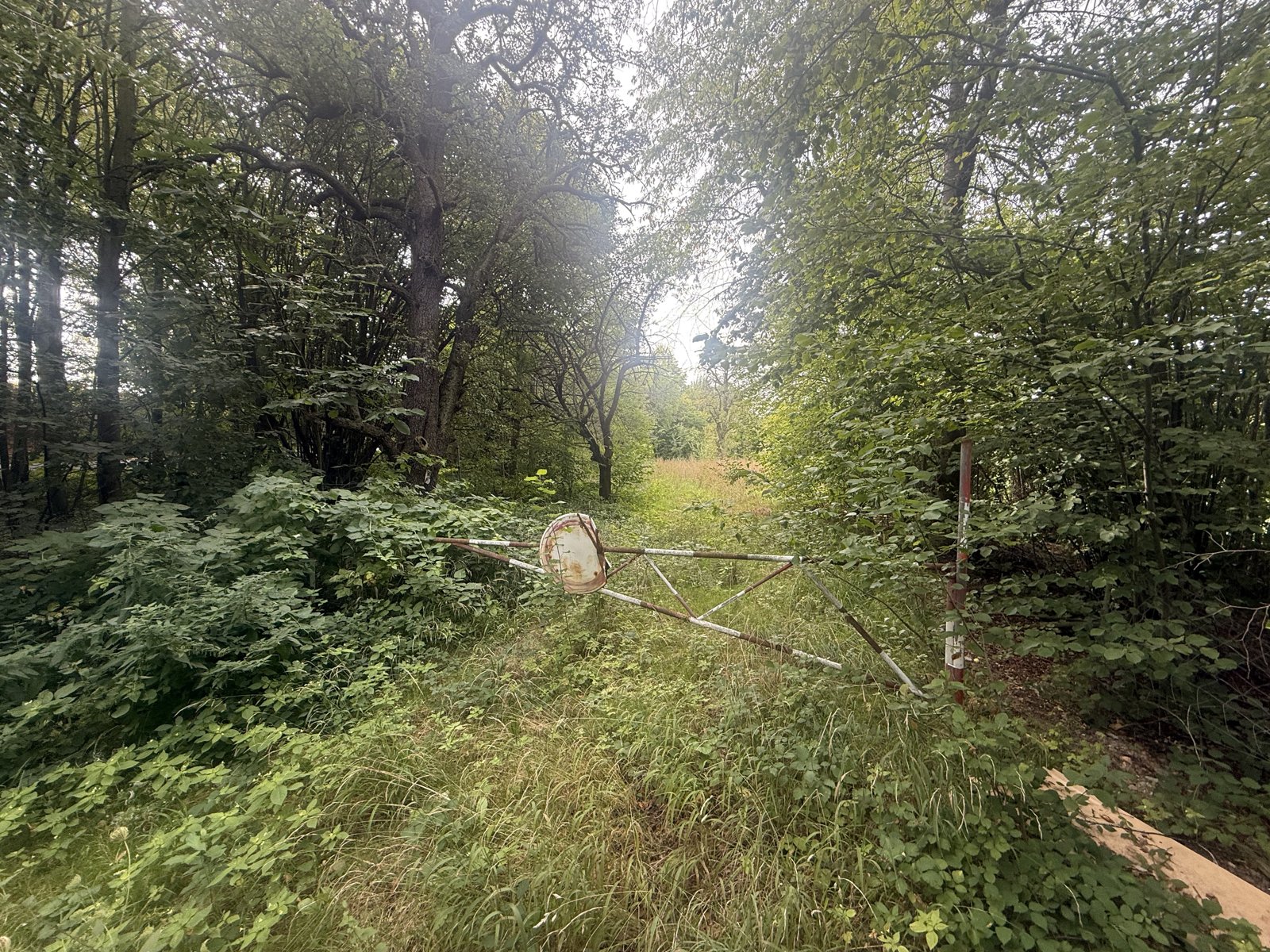 Zavřená závora na cestě 2646/1