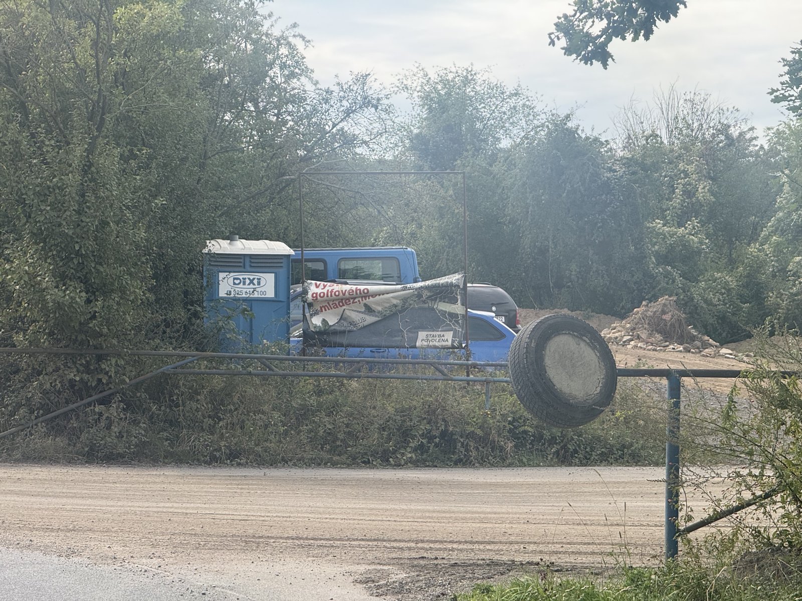 Billboard u vjezdu se strženou plachtou