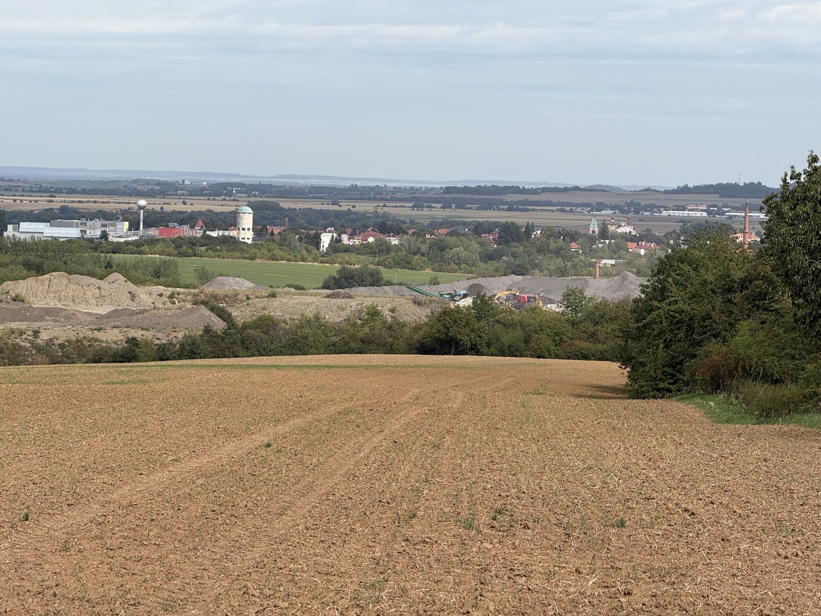 Celá délka navážky od Bulánky, v pozadí Kouřim
