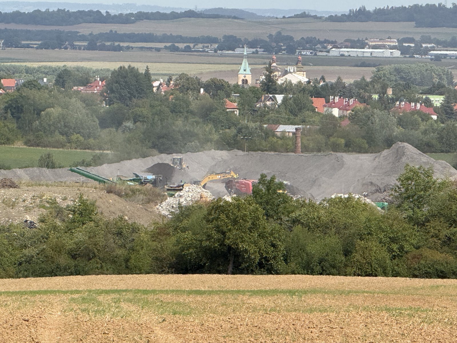 "Stavba" v akci s obvyklým prachovým oblakem nad sebou