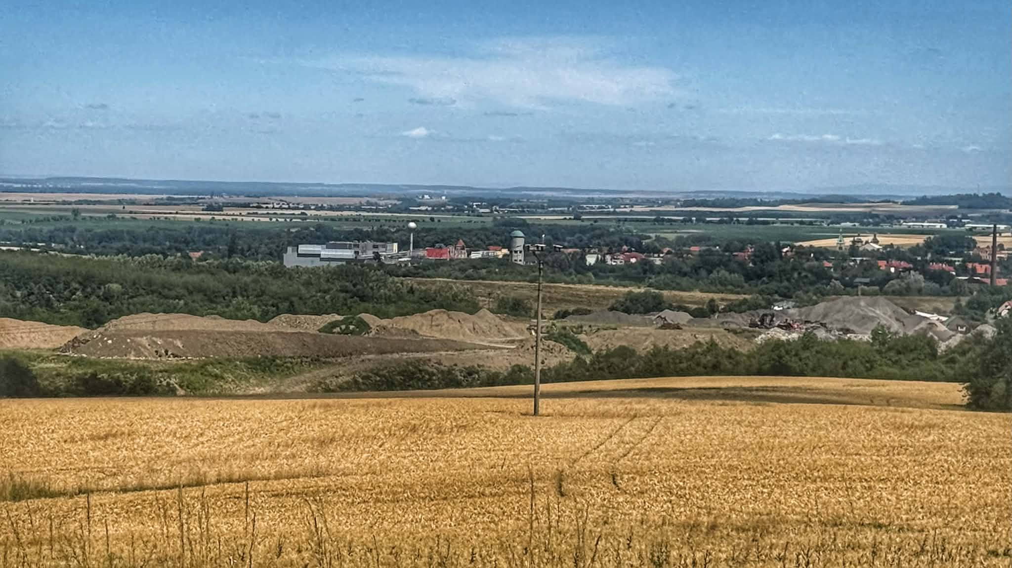Pohled na skládku ze serpentin u Bulánky